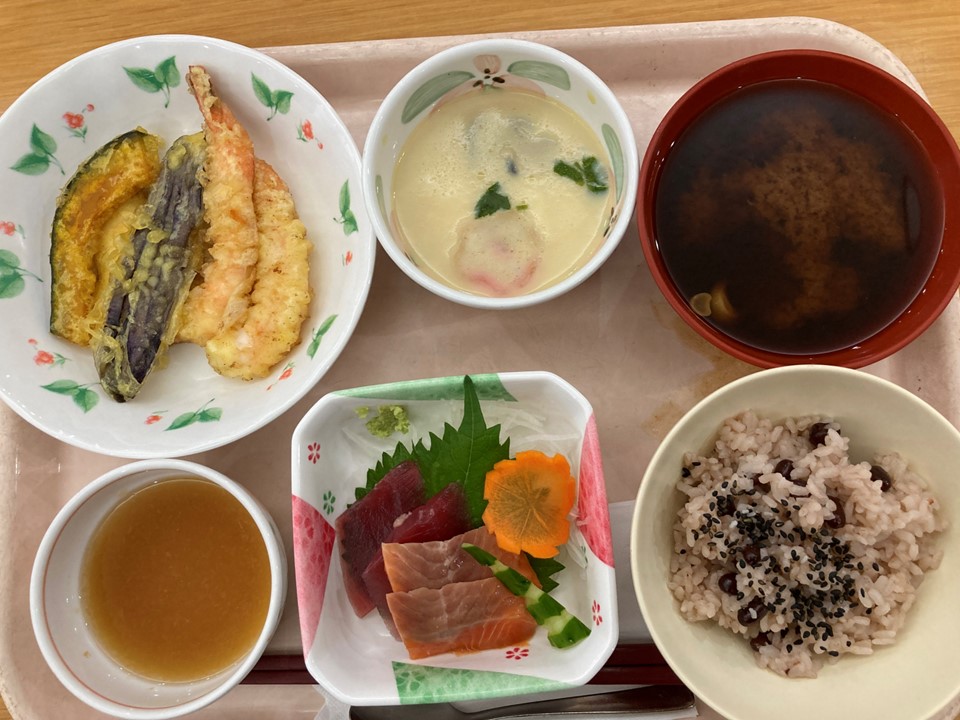お祝い膳はお刺身、天ぷら、茶わん蒸し、お赤飯で<br>みなさん美味しそうに召し上がっていました。<br>