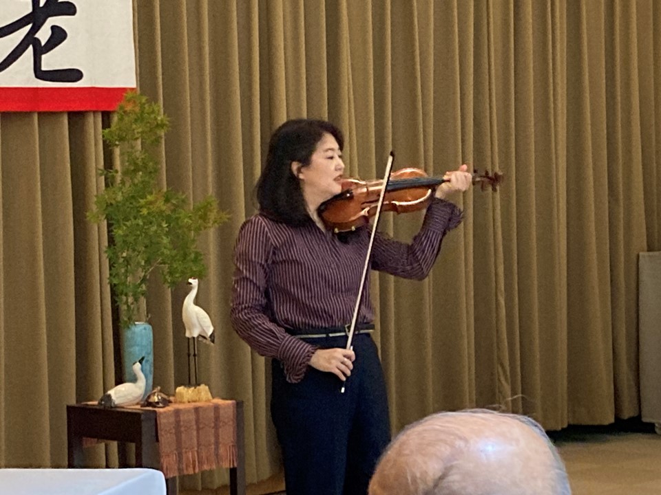 午後、養護では家族会の方によるバイオリンの生演奏がありました。<br>曲目はエルガー「愛のあいさつ」、マスネ『タイスの瞑想曲』、<br>グノーの『アベマリア』などです。<br>臨場感あふれるやさしいバイオリンの音色がご利用者の心に響き、<br>『生演奏はやっぱりいいわぁ。」『うっとりしたわ』<br>と喜んでいらっしゃいました。<br>