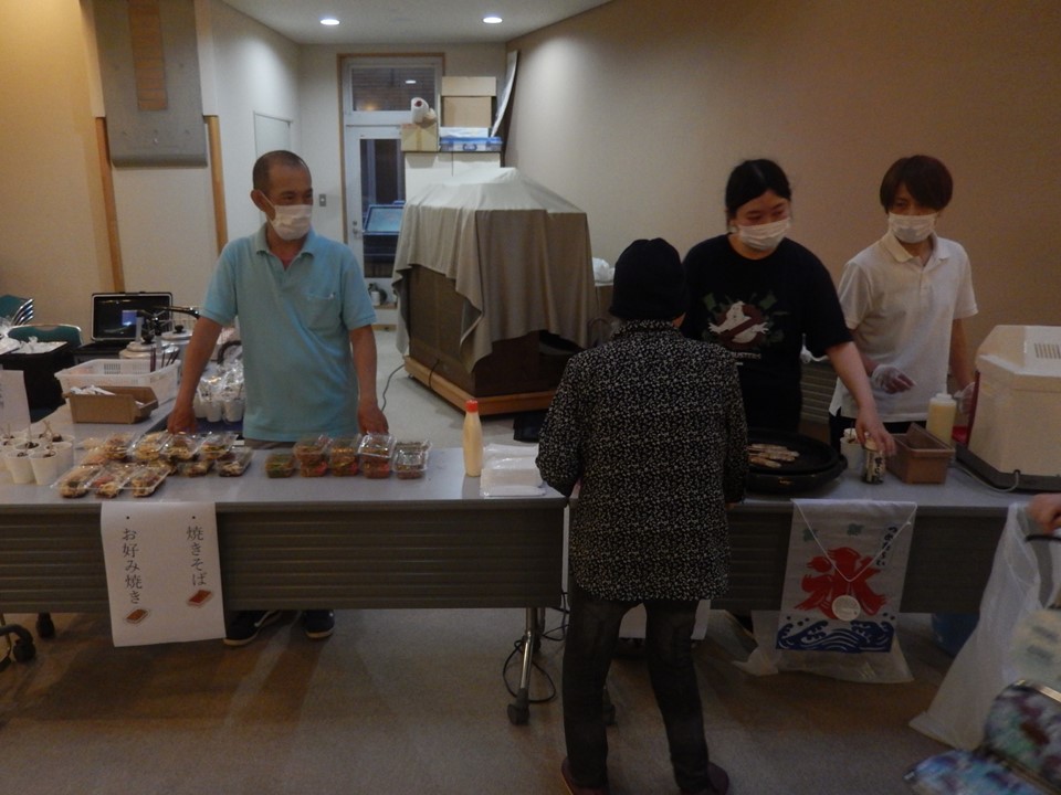 ゲームに集中した後はおやつの時間です。<br>お祭り定番の焼きソバ、お好み焼き、かき氷<br>豚串も人気でした。<br>