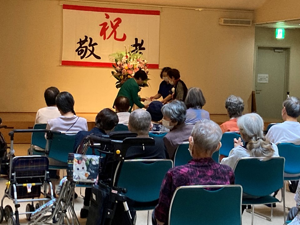 また、9月15日には各階に分かれて敬老会を行いました。<br>一階のホールでは養護とグループホームのご利用者のみなさんが<br>家族会の方のご尽力で日本の伝統芸能である日本舞踊とご利用者によるピアノ演奏を<br>楽しみました。みなさん美しい動きや豊かな表現力に魅了されていました。<br>