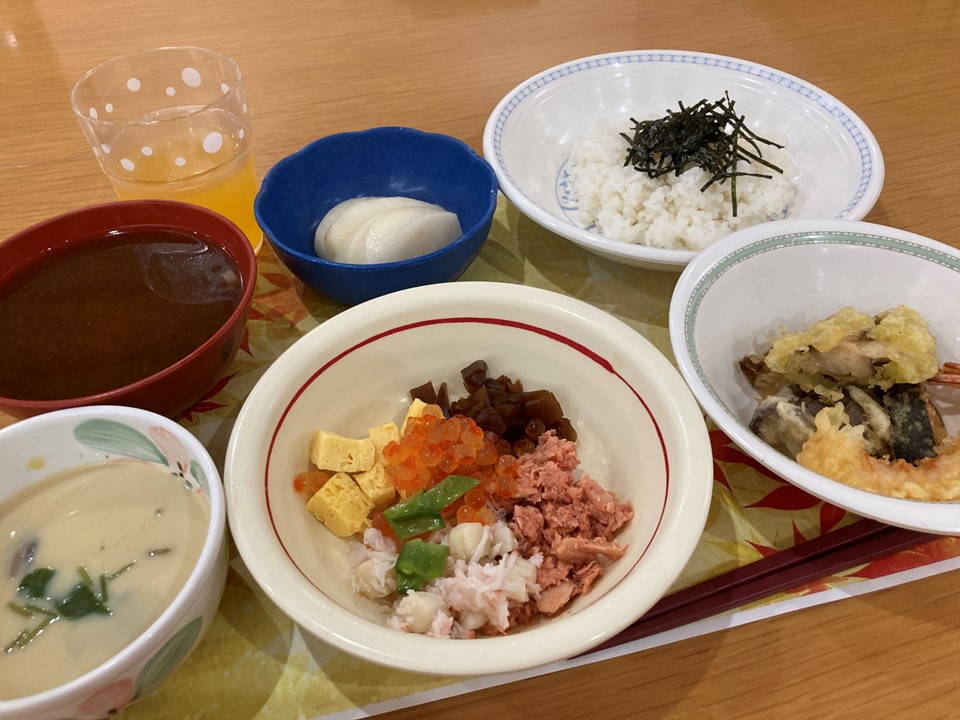 お昼はまぜ寿司と天ぷら、茶わん蒸しなどとてもごちそうでした。<br>