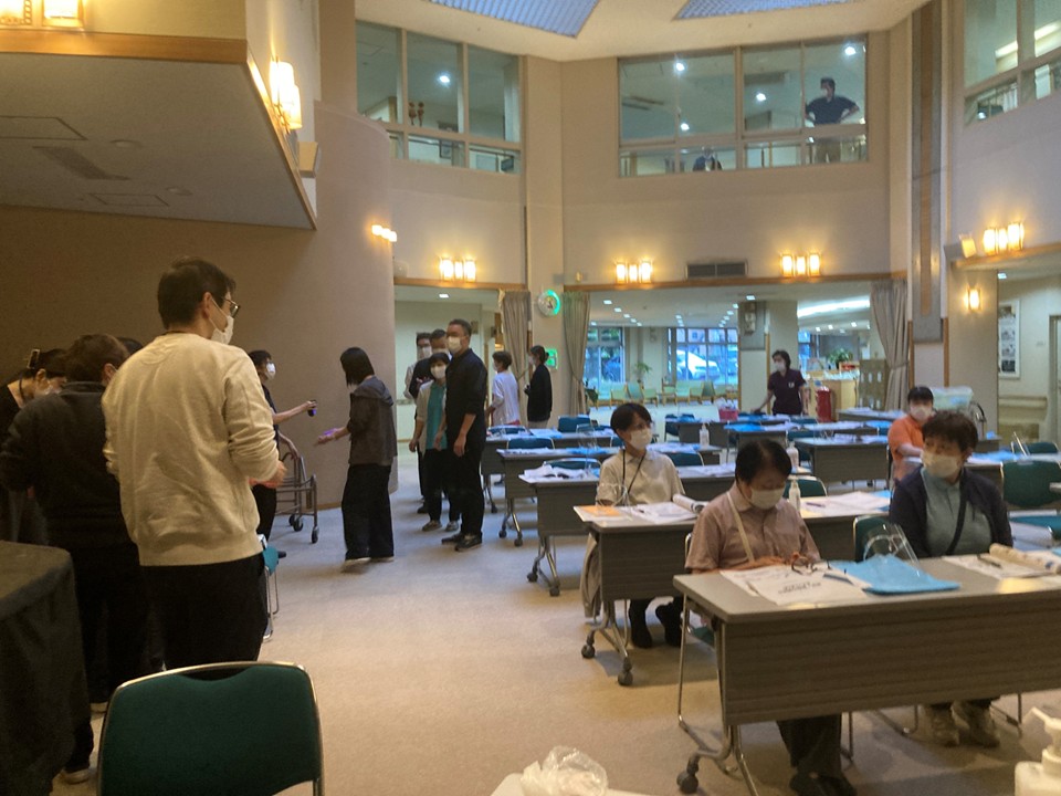 基本的な感染対策の知識について東京都の福祉局の方から座学や実技を丁寧に教えていただきました。ガウン脱着時のポイントや、フェイスシールド、ゴーグル脱衣時のポイントなども手順やタイミングを教わりました。<br>