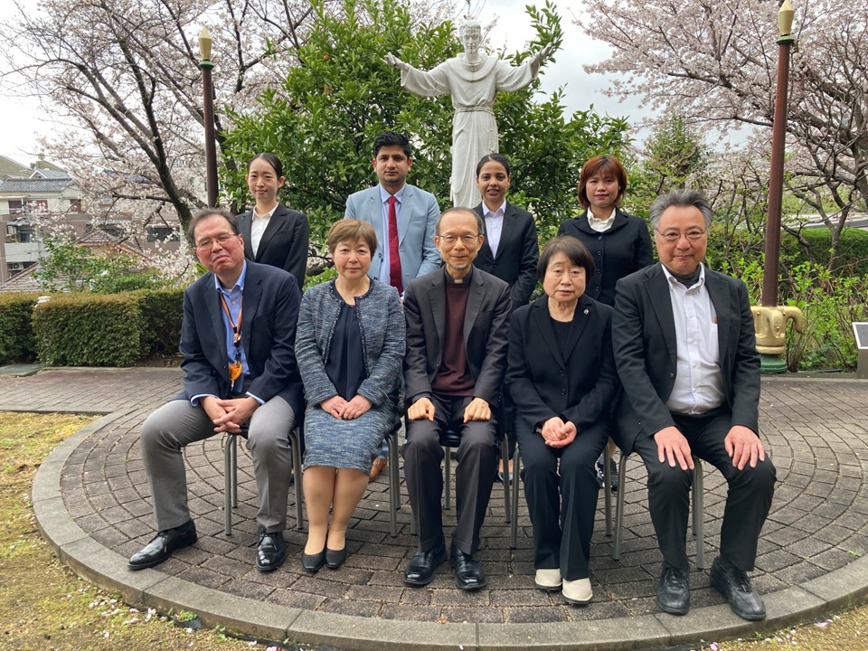 新人職員の記念写真の撮影のあと、<br>ホームの地域交流スペースでオリエンテーションが行われました。<br>