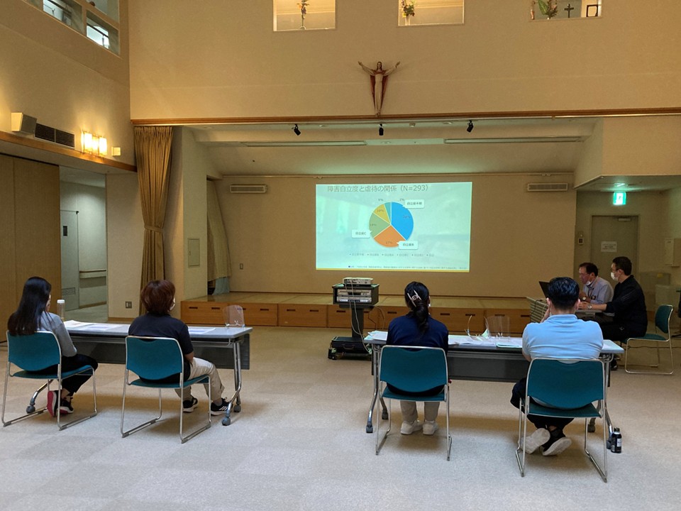 ホームの事業概要、事故予防研修、BPC研修、感染症研修、<br>虐待防止研修、身体拘束廃止研修、接遇、そして<br>施設長から経営理念についてのお話です。<br>