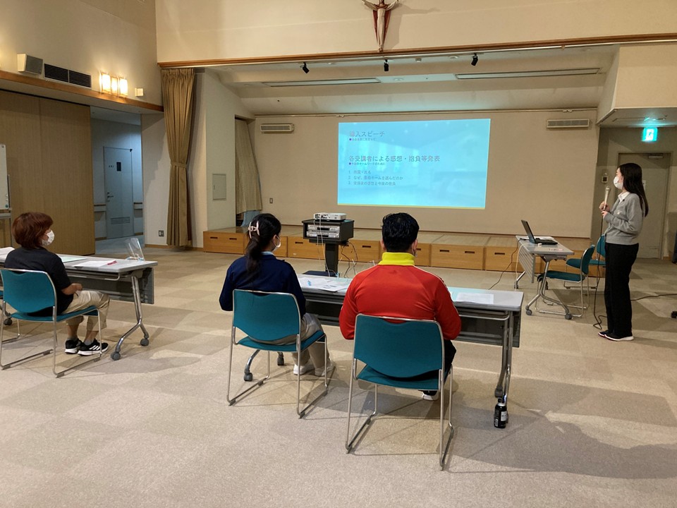 全体の分かち合いでは自己紹介で抱負を語って頂きました。<br>「自宅で生活を続けられる支援が学べるので入職しました。基本的な知識を<br>お聞きしたので今後に活かせるように、早く慣れてお役に立ちたいと<br>思っています。」<br><br>「まだ経験は浅いですが、ご利用者さんのために一生懸命頑張ります。」<br>「聖母ホームで一ヶ月実習していましたのでここを選びました。<br>ホームの様子をインターネットで見たり、友達から人間関係も良く、仕事がやりやすいと聞いたので入職しました。」<br><br>外国籍の方に、お国のPRをしてくださいとお願いすると、<br>ネパールの方が「ネパールには世界で一番高い山エベレストがあります。カレーライスがとてもおいしいです。」と話されたので、職員から拍手が沸き上がりました。<br>