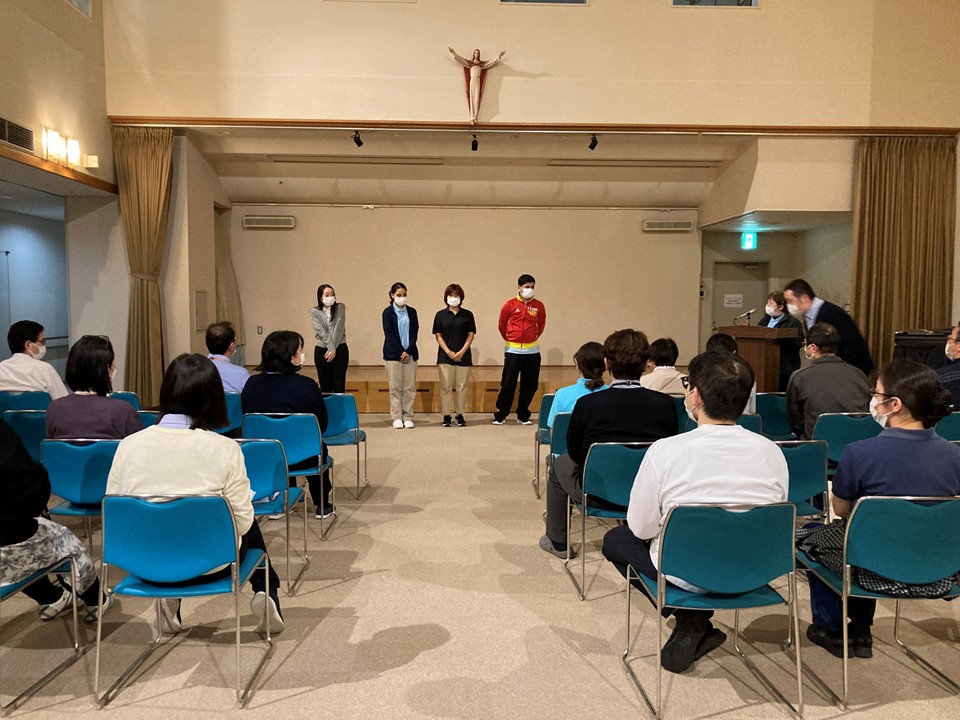 職員会議で新入職員のご紹介があり、施設長から今年度の事業計画などの説明のあと、<br>締めの言葉として―皆さんと共に働けることを心から嬉しく思います。<br>できれば皆さんに人をほっとさせる人になっていただきたいです。人に対して優しいまなざしを向けるのは自分がほっとしていないと出来ないので心から安らいで、ご自分も相手の方にも心地よくなるような言葉を投げかけて下さいー。とお話がありました。<br>今年度もどうぞよろしくお願い申し上げます。<br>