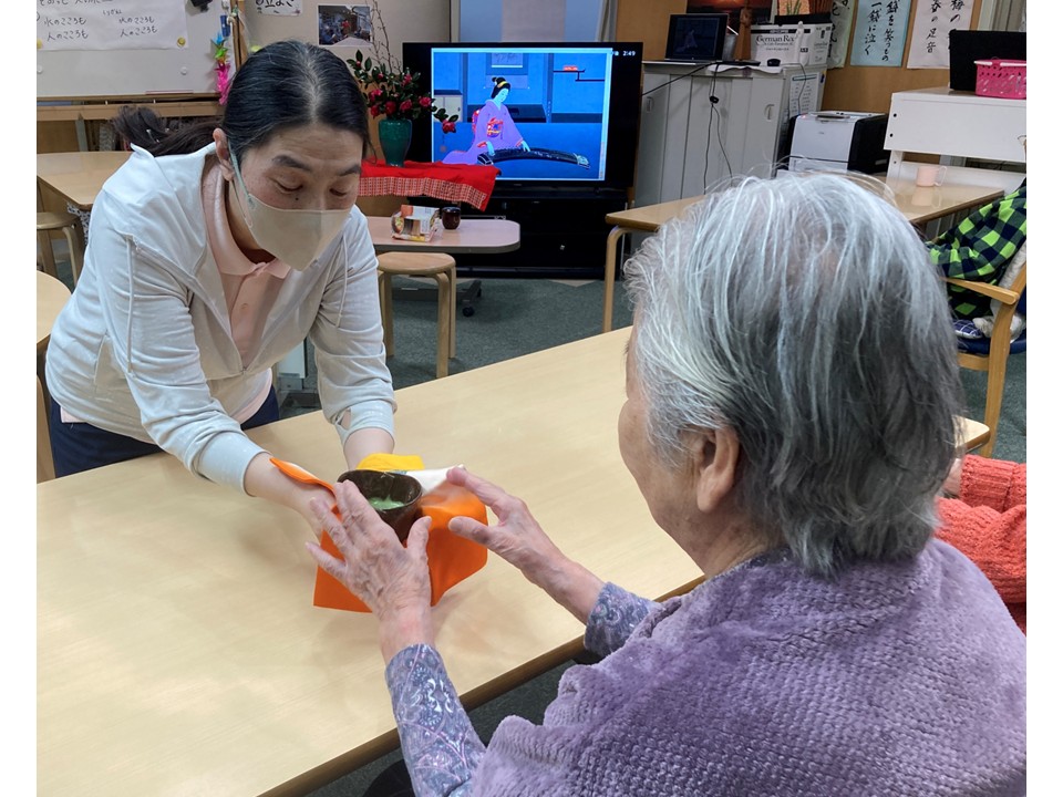 みなさん茶道を嗜まれていた方が多いようで、慣れた手つきできちっとされて<br>お抹茶と和菓子を召し上がっていました。<br>