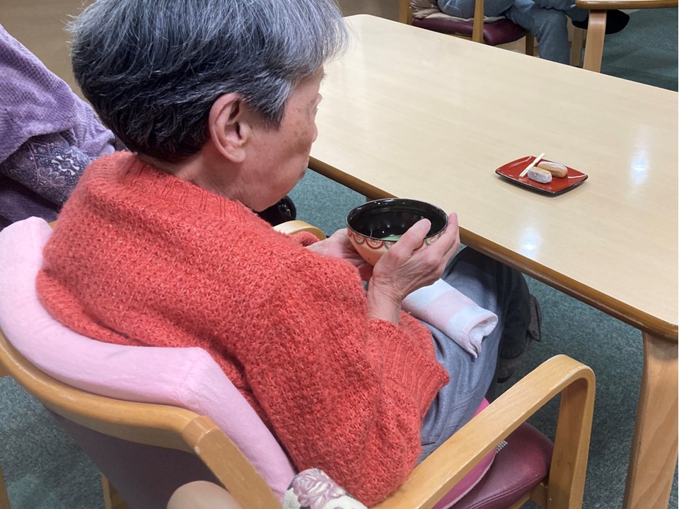 静かに落ち着いていて雰囲気がとても良く、すてきなお茶の時間となり、<br>「結構なお点前でした」と皆さんに喜ばれていました。<br>